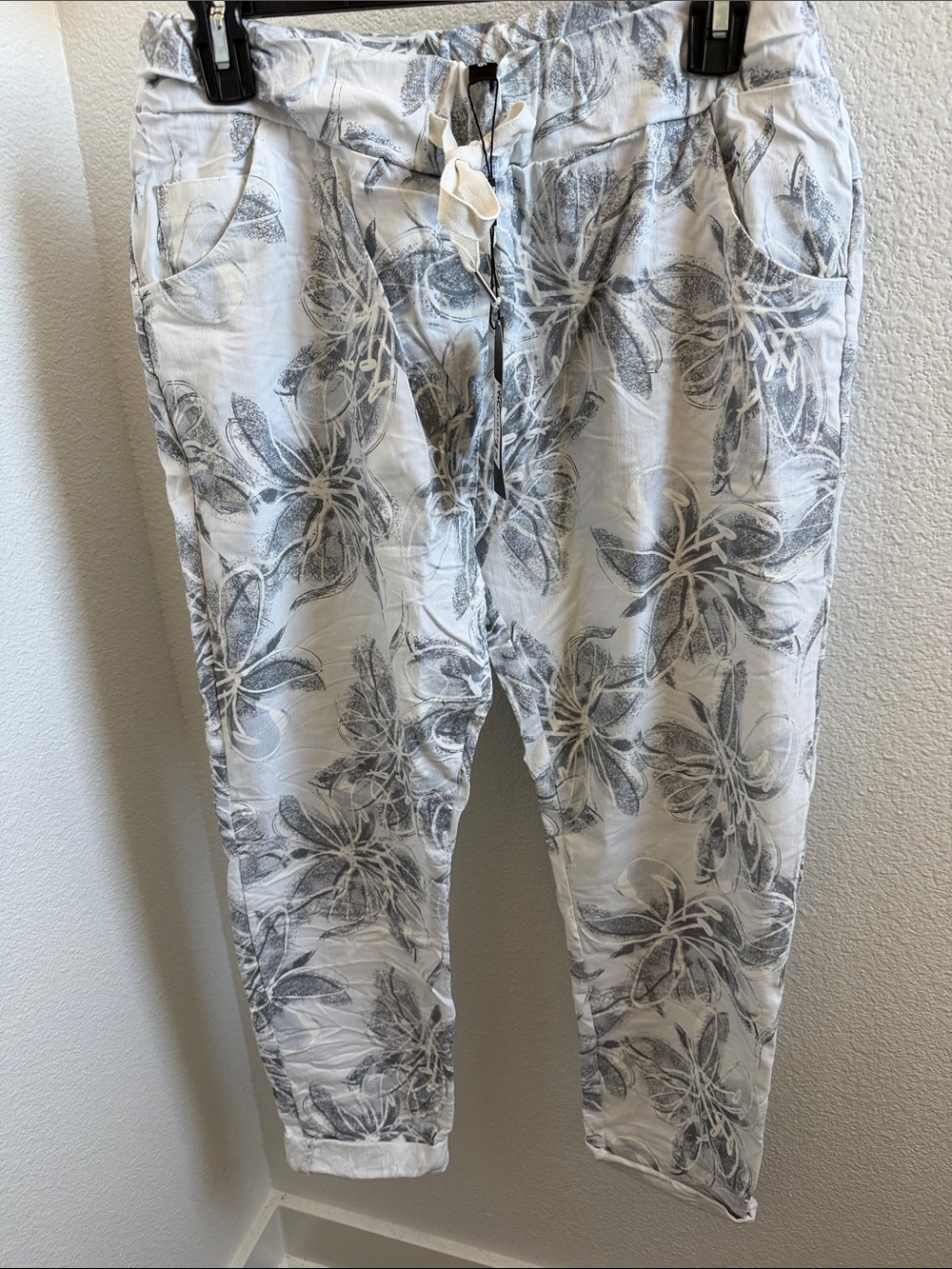 NWT Venti6 White / Grey & White floral
crinkle Jogger .